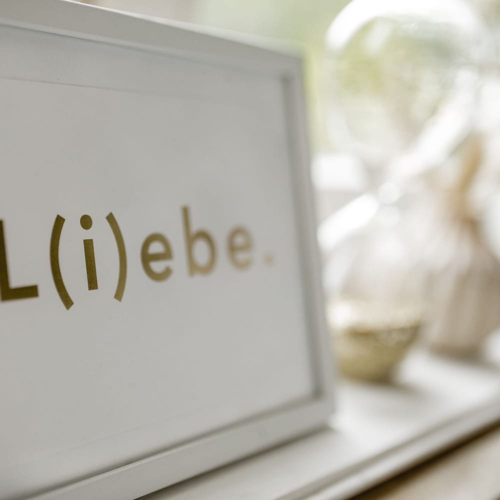Gerahmtes «L(i)ebe.»-Schild